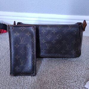 Louis Vuitton: Looping Hobo Bag with Wallet